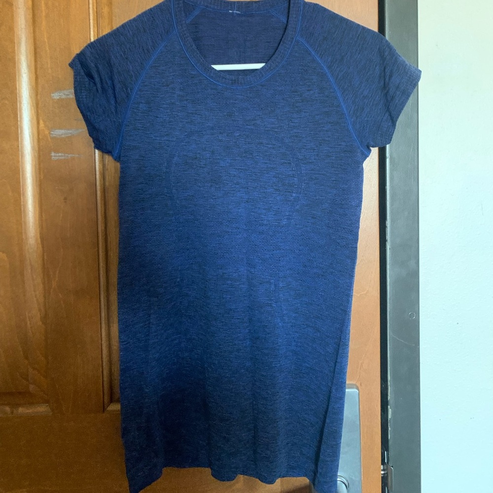 Lululemon shirt size 6